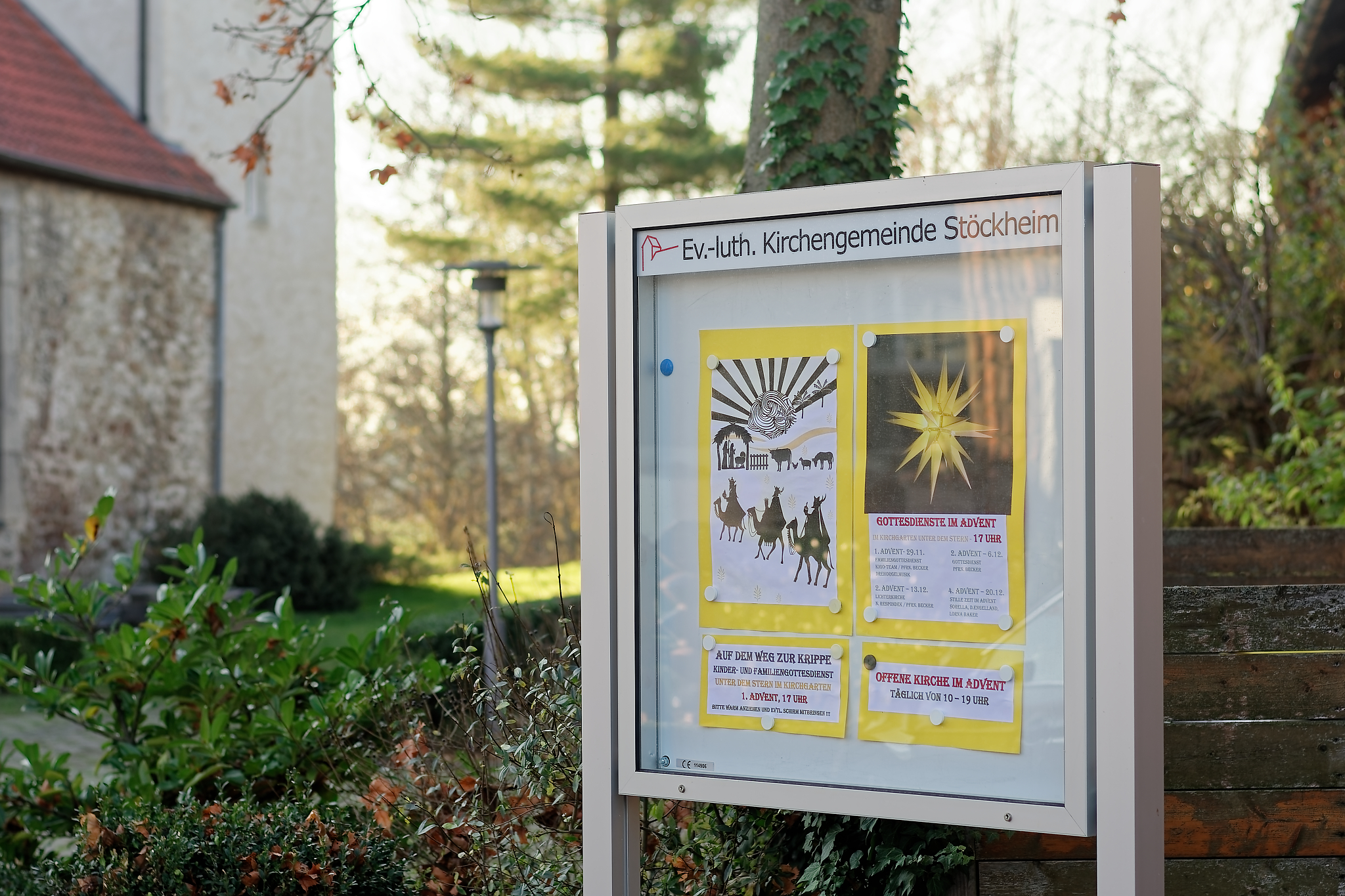 Der Schaukasten vor der Kirche "Zum Heiligen Leiden Christi"